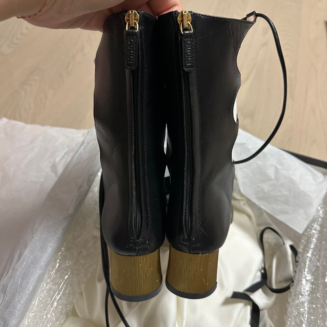 구찌 밍크 폼폼 레이스업 앵클 부 츠 36.5사이즈/새상품(셀럽 착용) 상품이미지4