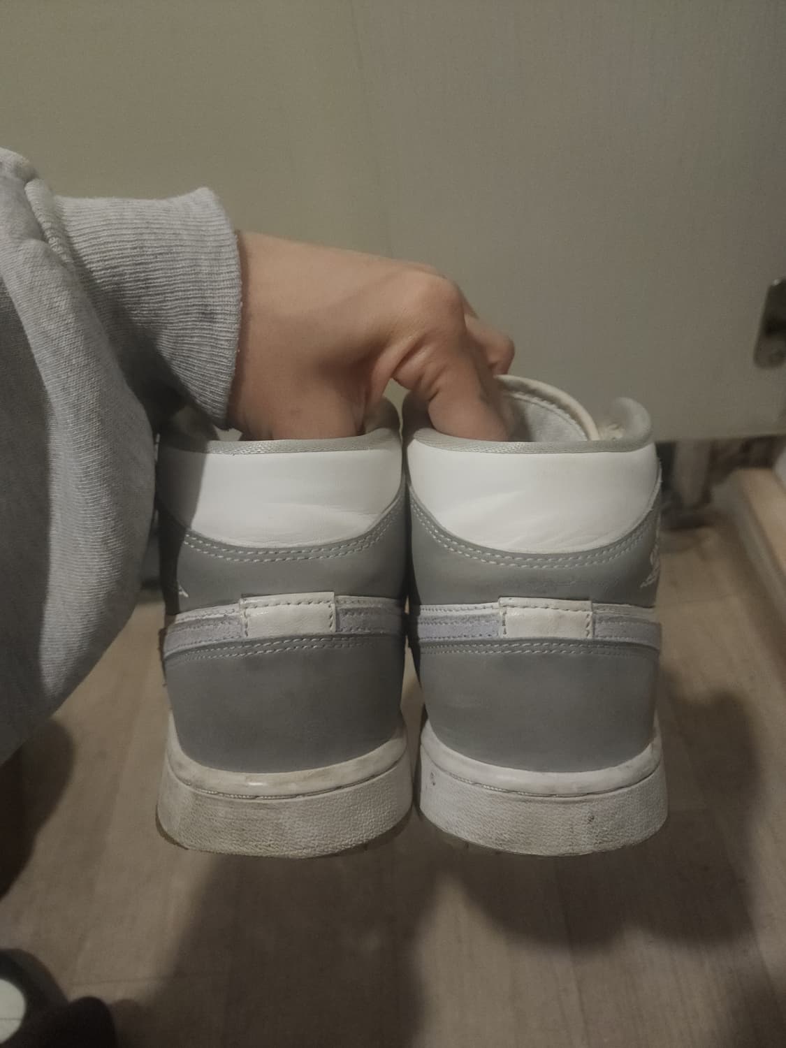 나이키 조던 1 미드 울프 그레이 여성 상품이미지4