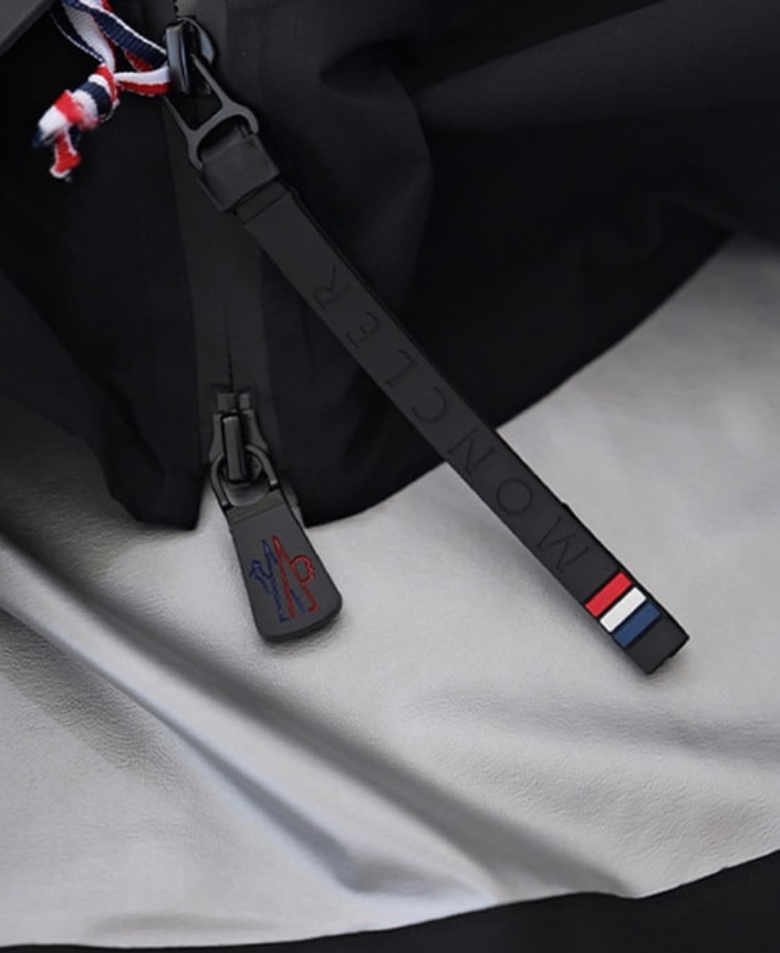 가격제시)팝니다 몽클레어 바람막이 새상품 상품이미지2