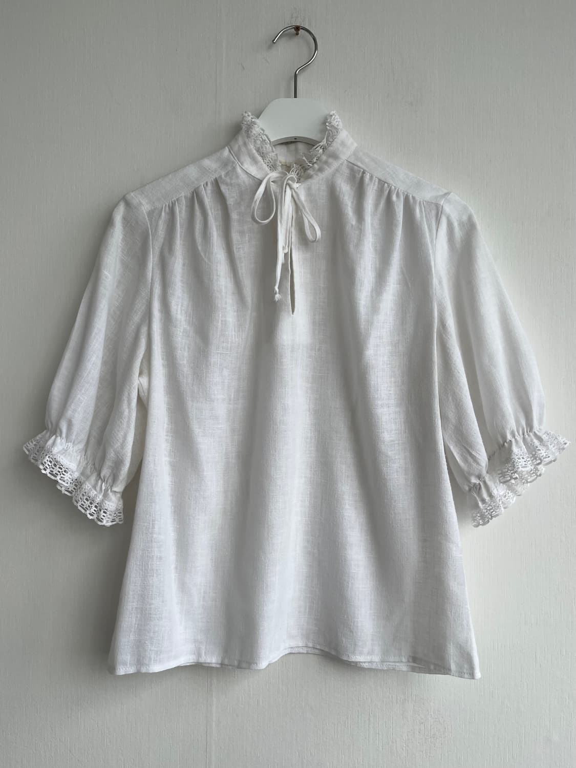 *SALE) 퓨어 레이스 리본넥 린넨 블라우스 상품이미지1