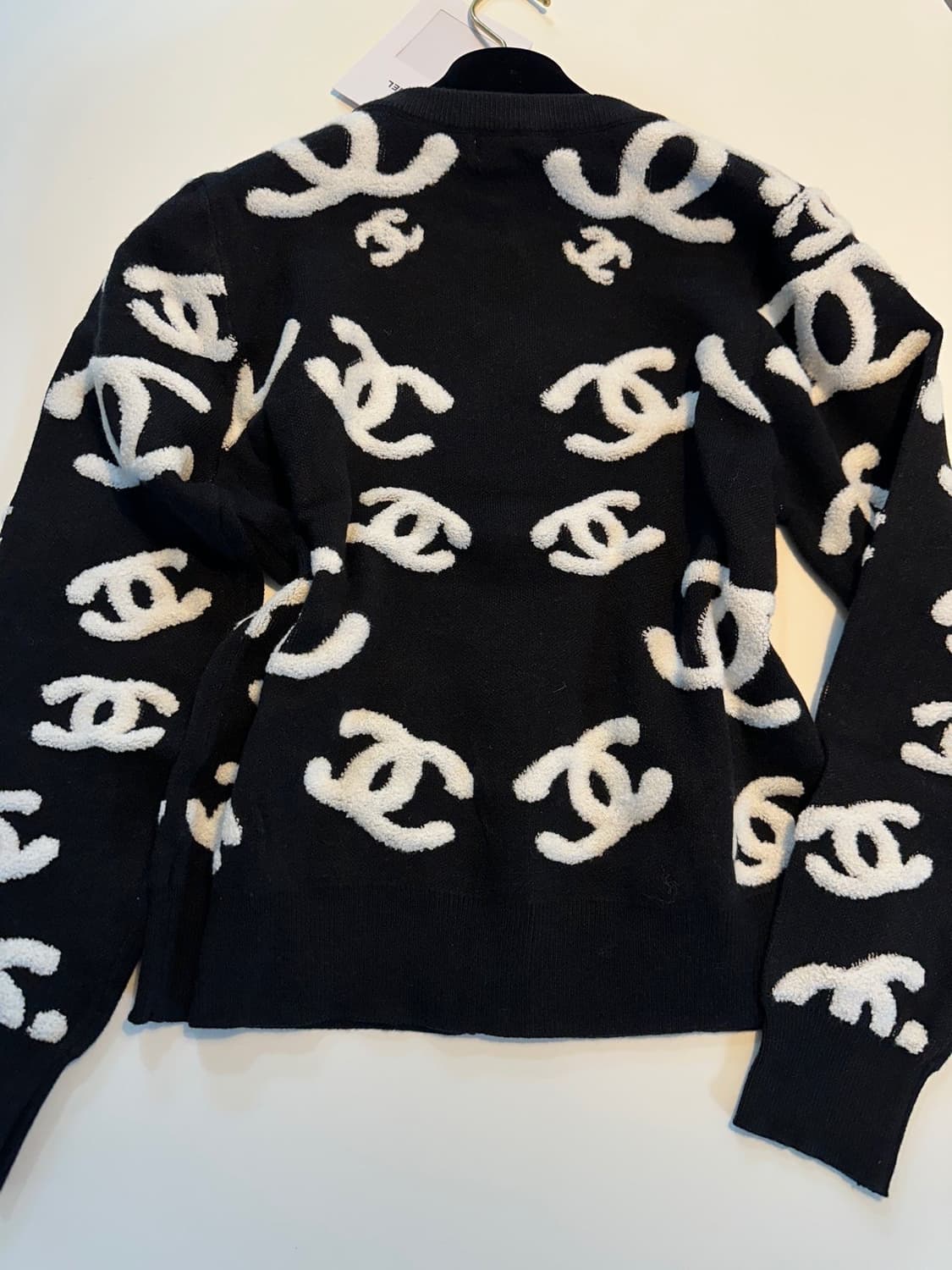 (새상품)샤넬로고가디건 상품이미지3