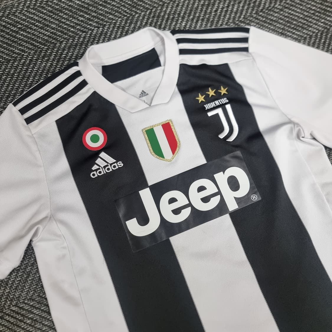 18-19시즌 유벤투스 홈 유니폼 #10 디발라 상품이미지4