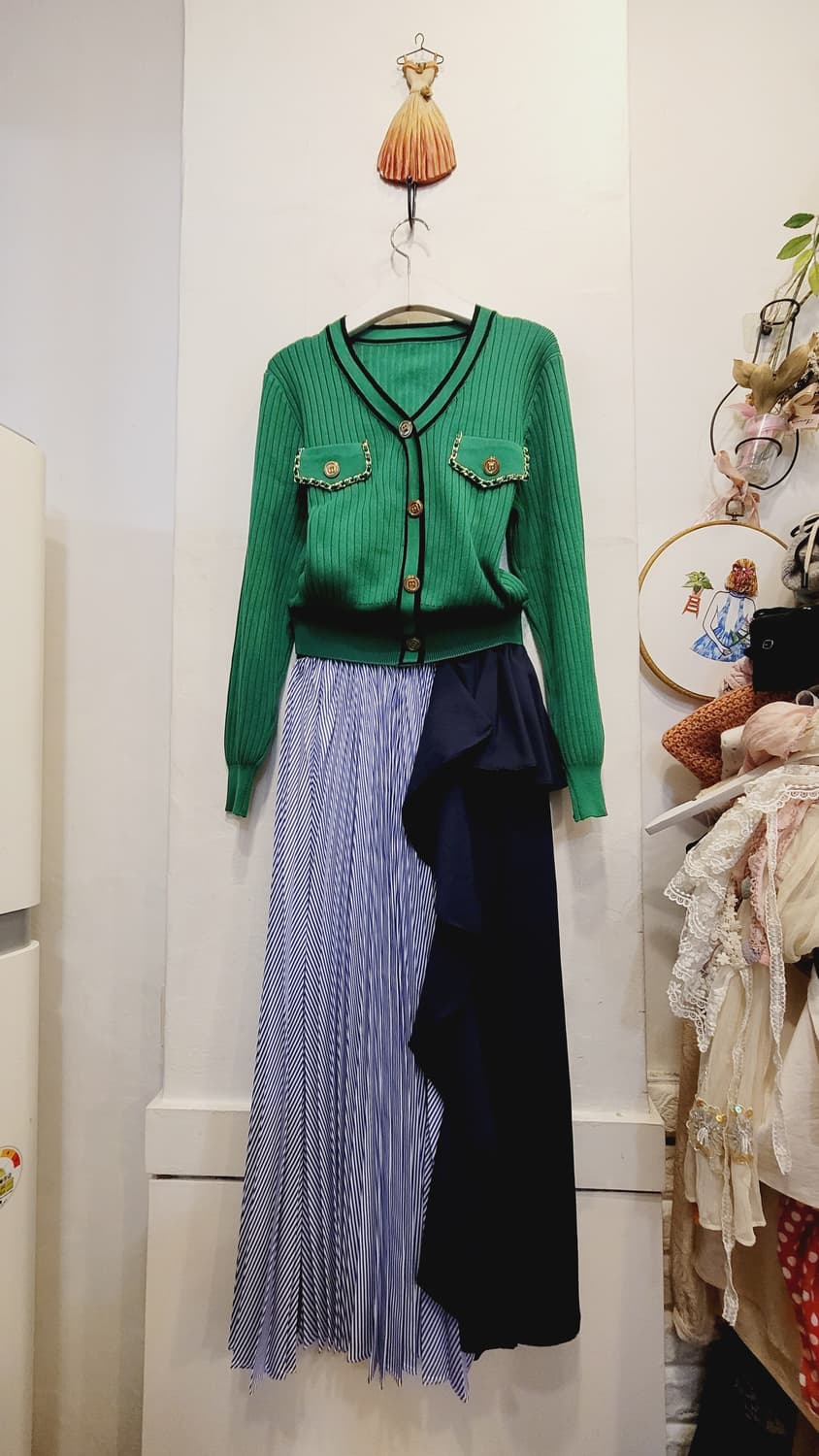 그린 체인 브이넥니트.  지고트 언발스커트 상품이미지1