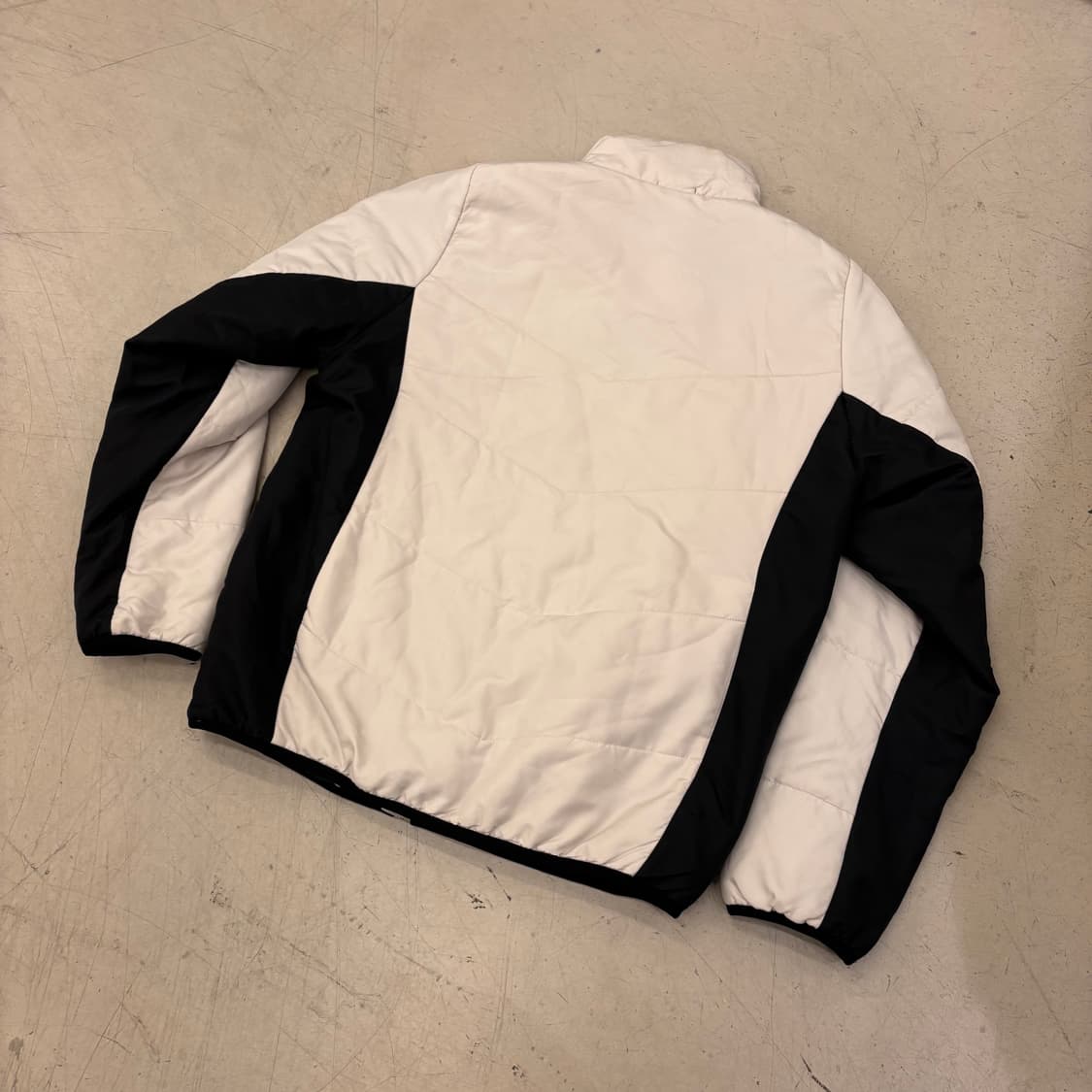 아디다스 스몰로고 투톤 누빔 자켓 상품이미지3