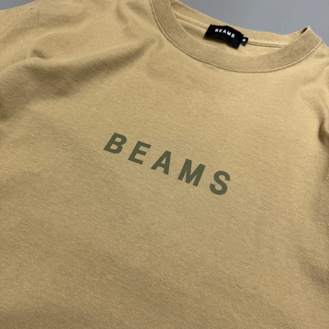 빔즈(BEAMS) 베이지컬러 프론트 나염 로고 코튼 크루넥 반팔 상품이미지5