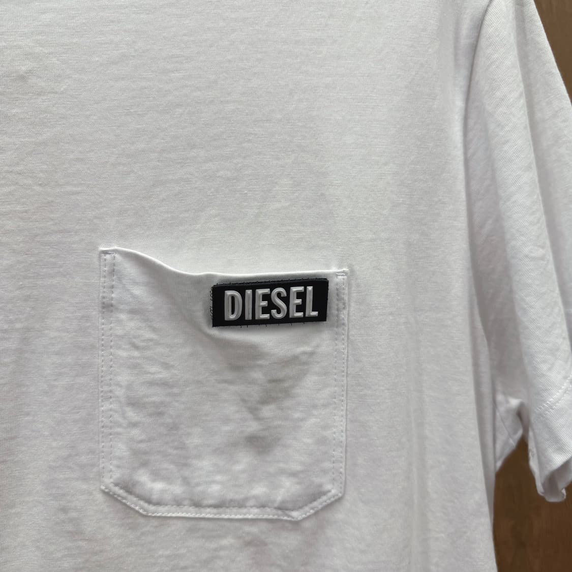 디젤 코튼 라운드넥 반팔 티셔츠 포켓 로고 패치 디테일 화이트 상품이미지6