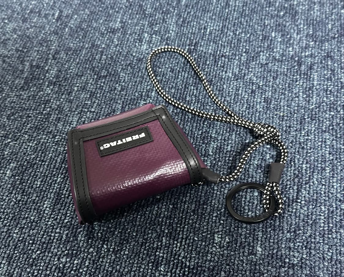 새제품 Freitag 프라이탁 와인색 미니 메신저 키링(에어팟) 상품이미지3