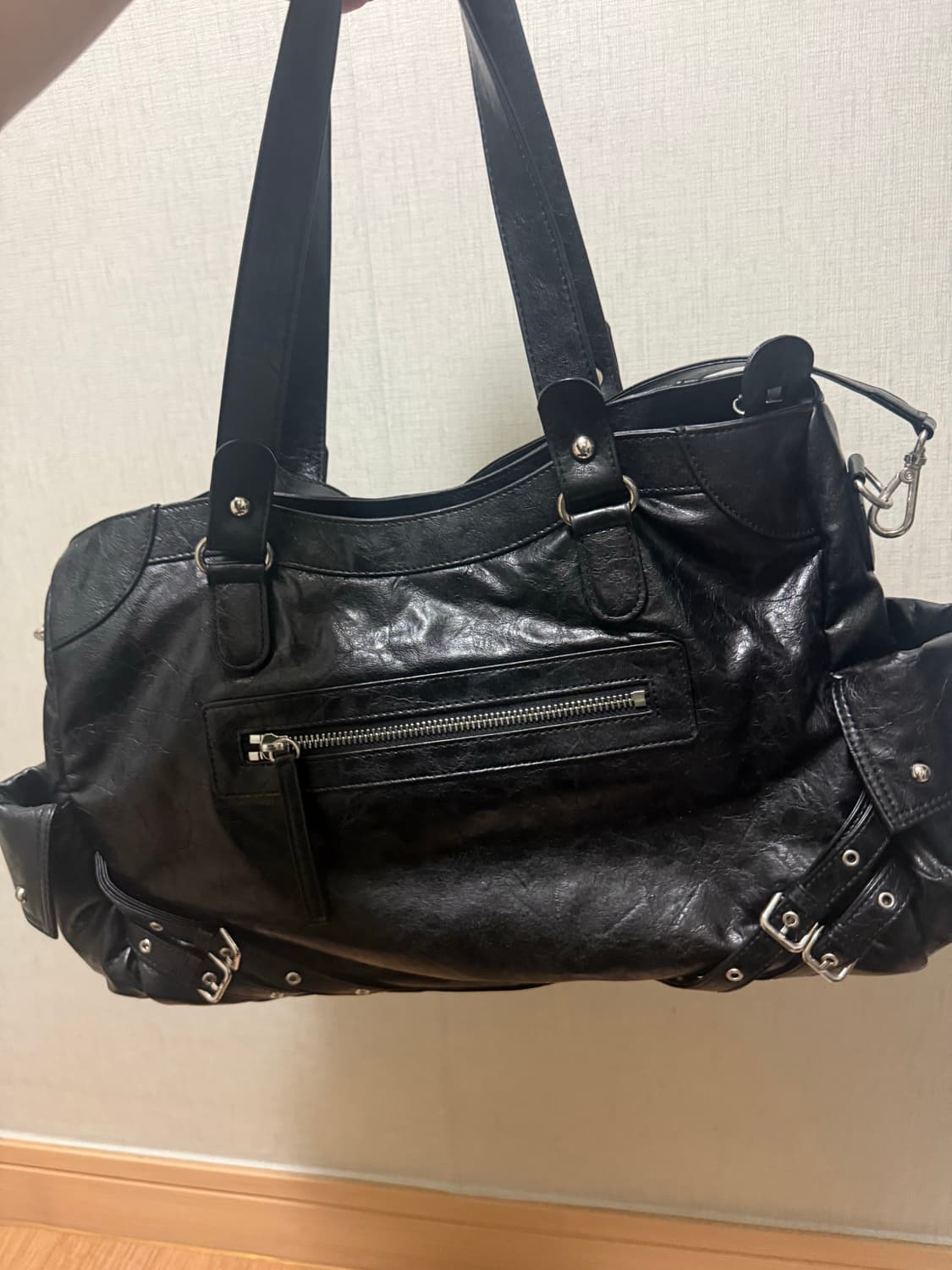 다이닛 가방 STUD POCKET BIG BAG IN BLACK 상품이미지2