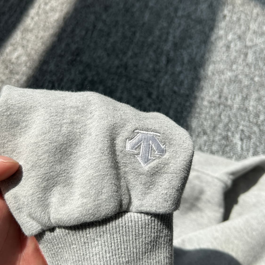 데상트 그레이 크롭 레터링 후드집업 상품이미지5