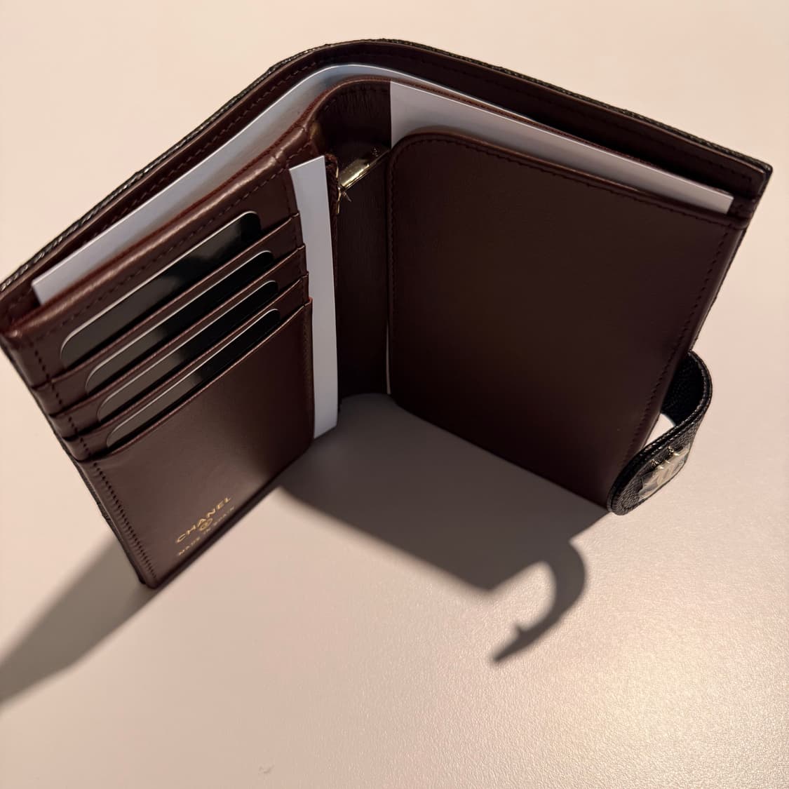 샤넬 골드 로고 클래식 캐비어 여권 카드 지갑 블랙 브라운 상품이미지4