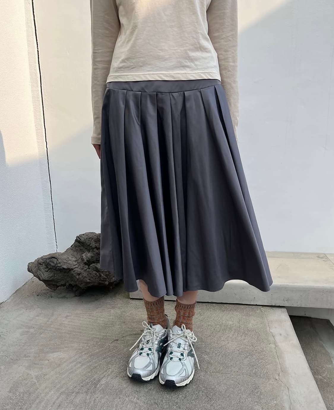 999휴머니티 새틴 플리츠 스커트 그레이 상품이미지1