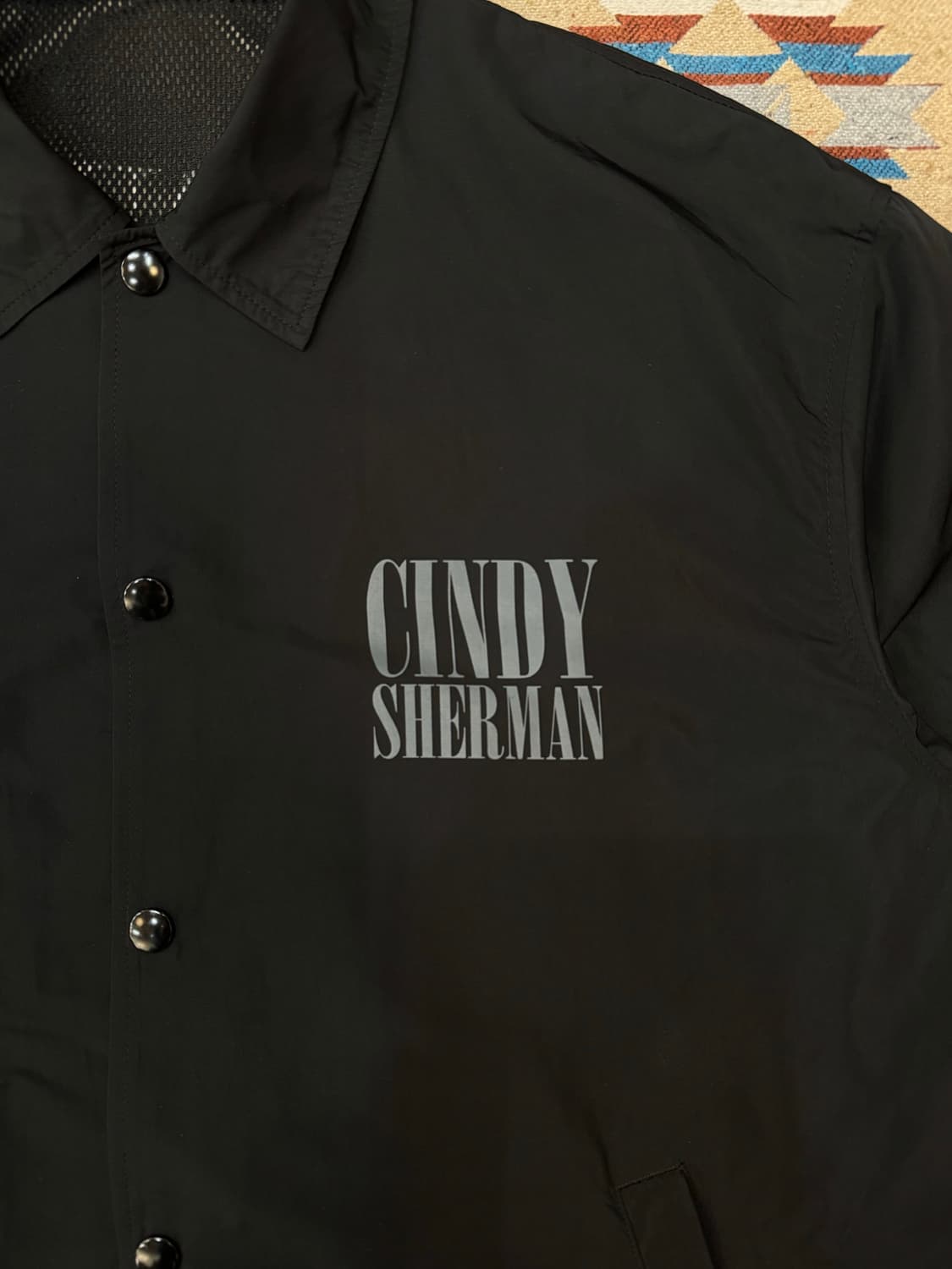 [3][L] 언더커버 신디셔먼 그래픽 프린트 코치자켓  상품이미지4