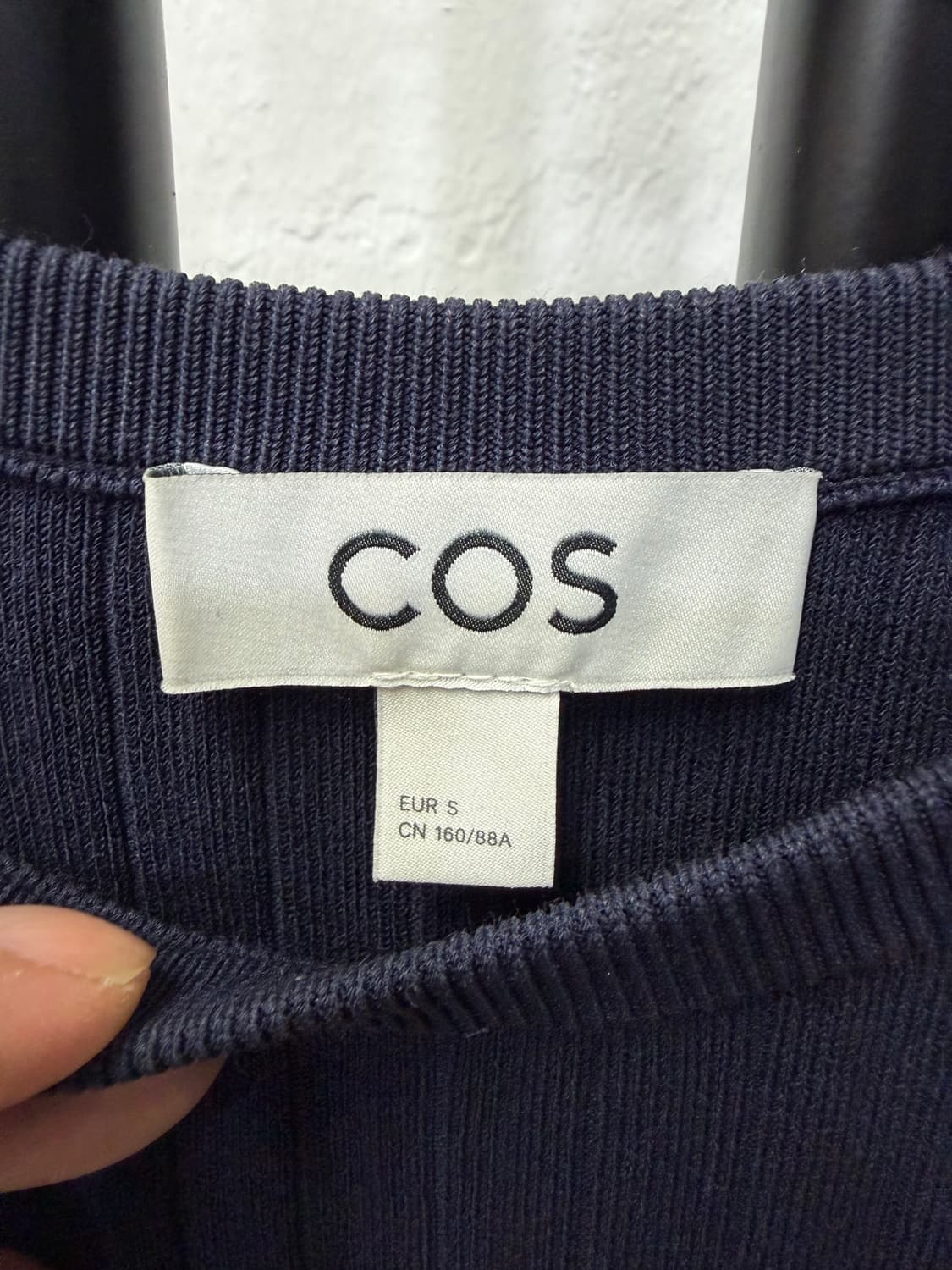 정품) COS 코스 넥라인 립 주름 니트 원피스 S 상품이미지5