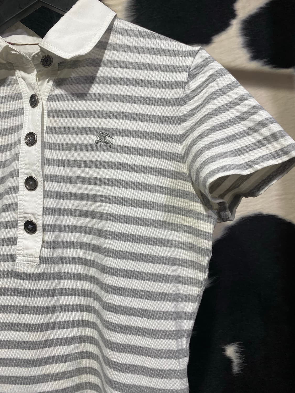 Burberry 로고 자수 스트라이프 반팔티셔츠 상품이미지4