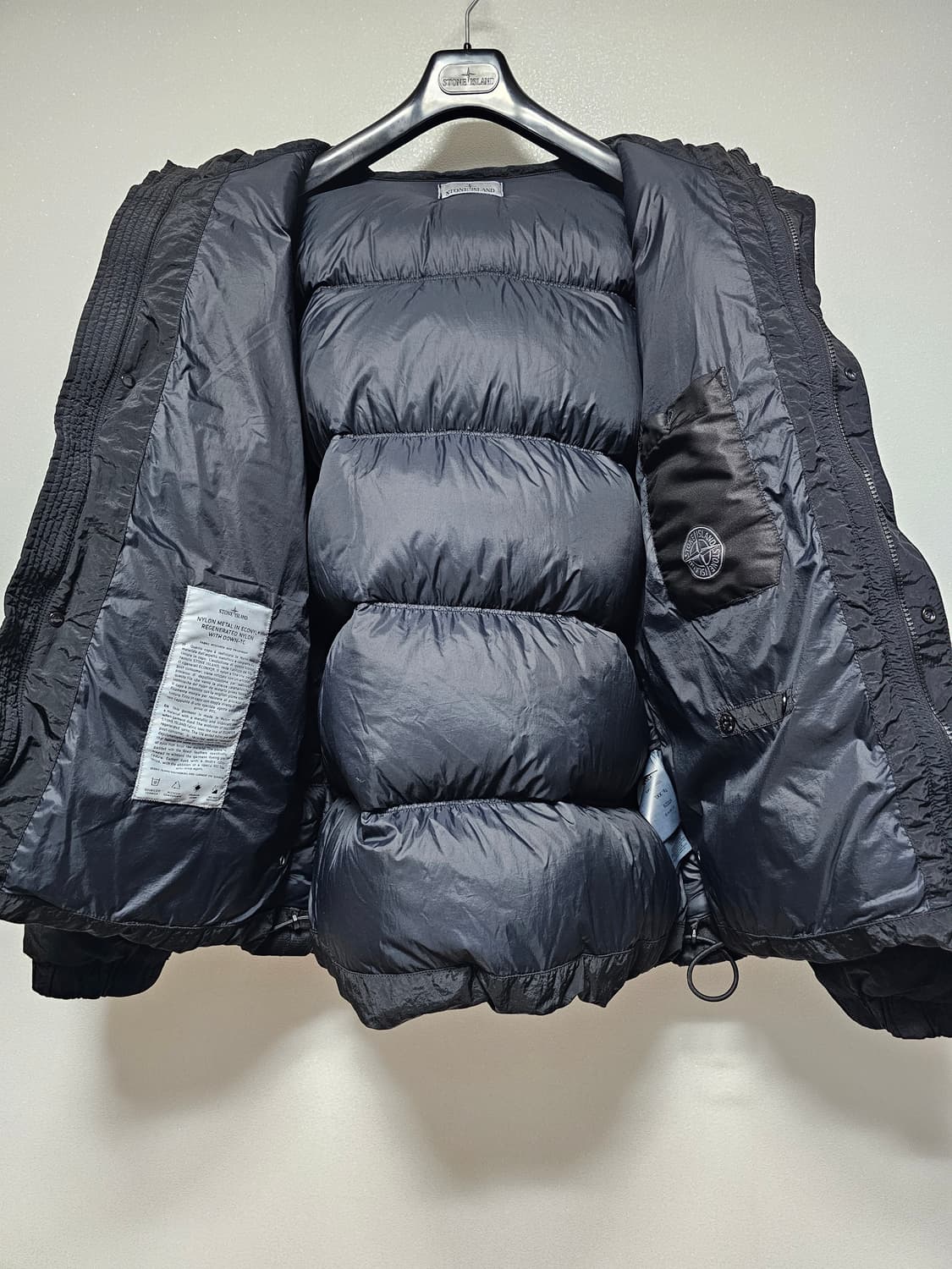 스톤아일랜드 나일론 메탈 에코닐 후드 다운 패딩 24FW 상품이미지6
