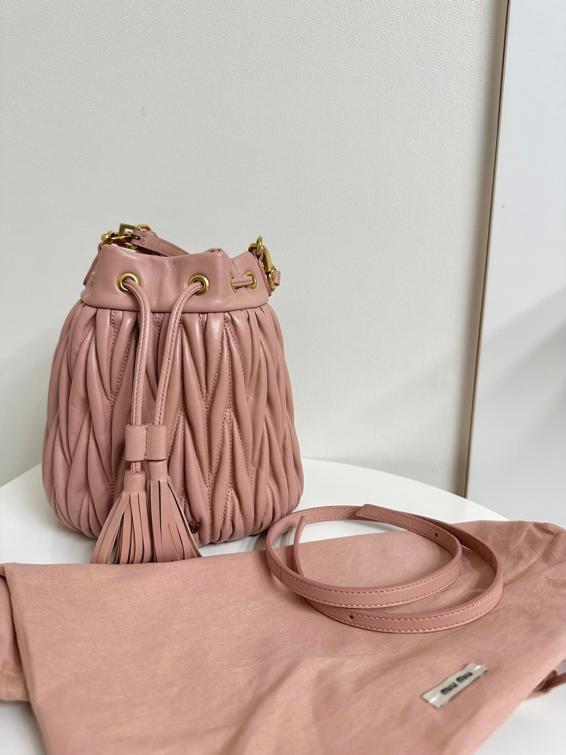 미우미우 마테라쎄 버킷백 핑크 상품이미지1