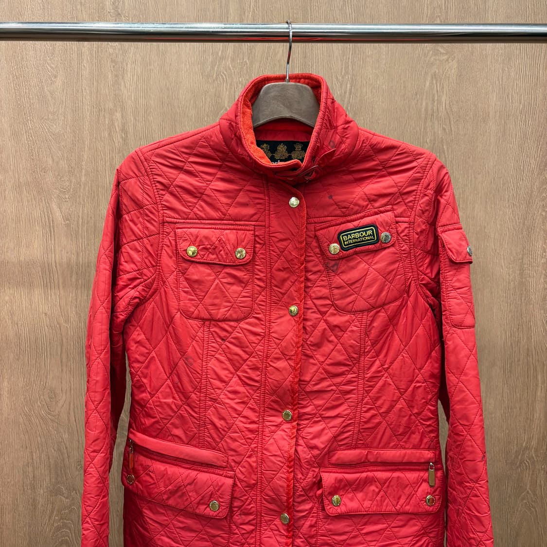 바버 하이넥 퀄팅 자켓 골드 스냅 버튼 플랩 포켓 로고 패치 디테일 레드 상품이미지4