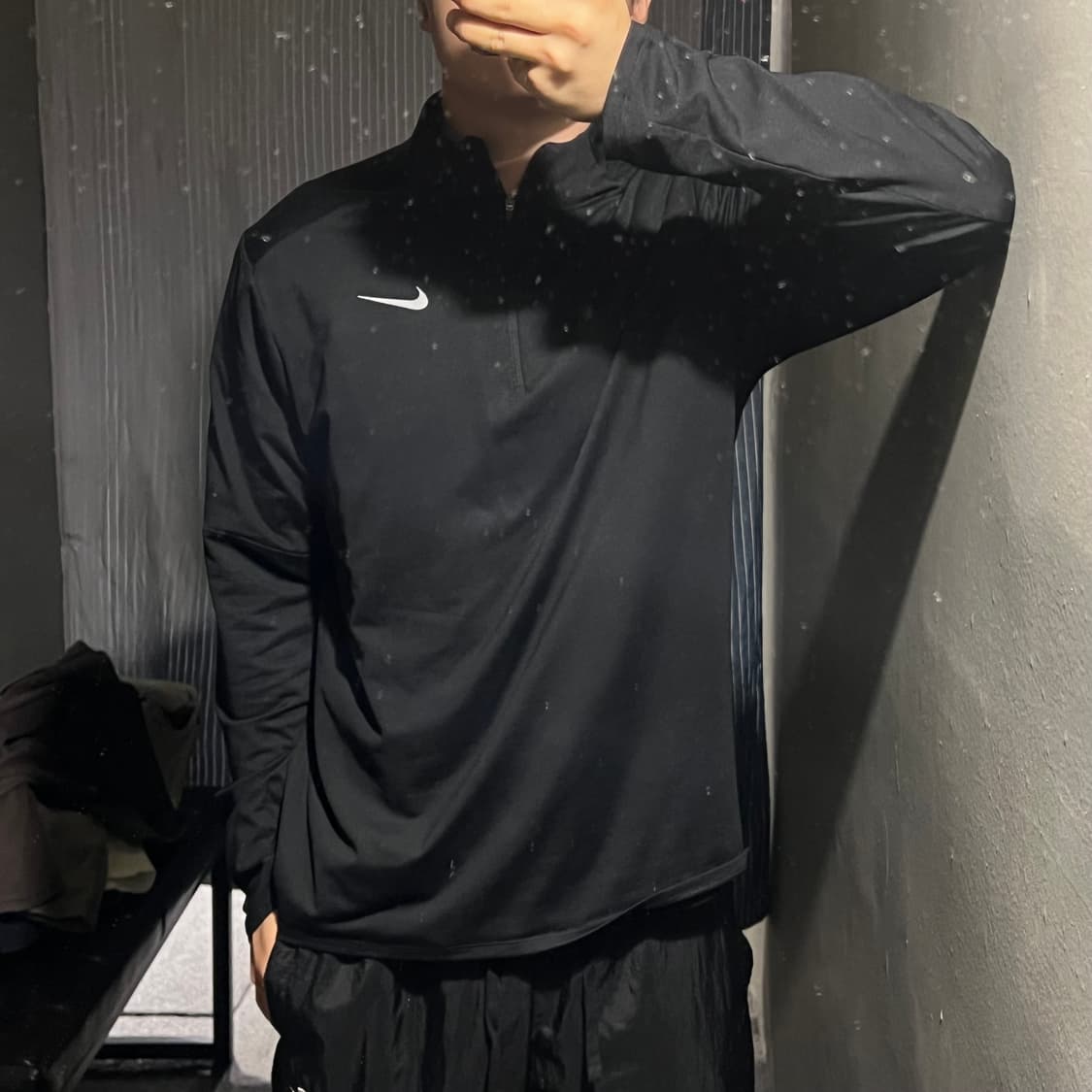 나이키 러닝 블랙 리플렉티브 스우시 반집업 하프집업 핑거홀 긴팔 티셔츠 상품이미지2