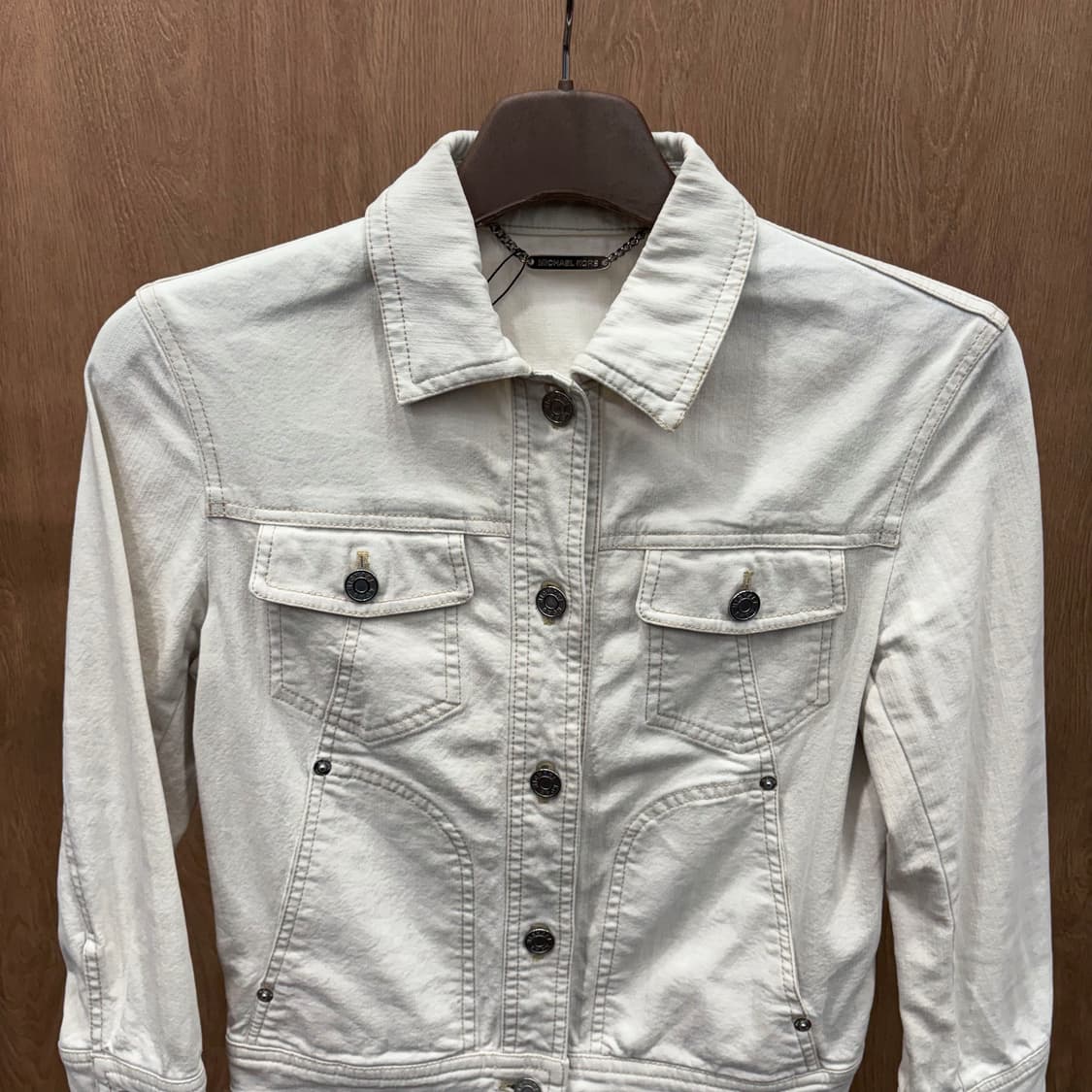 마이클코어스 스트레치 데님 트러커 자켓 스티치 메탈 버튼 디테일 화이트 상품이미지4