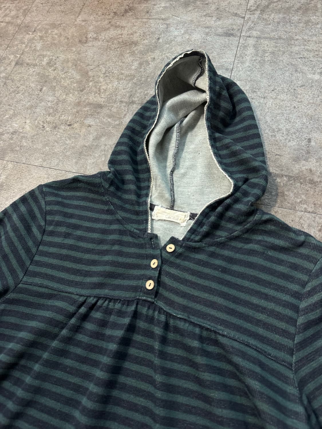 버튼 넥 스트라이프 패턴 후디드 탑 상품이미지3