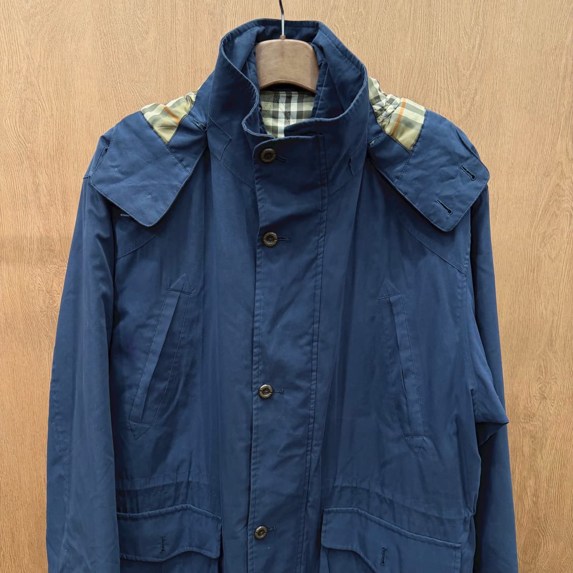 버버리 후드 코트 베이지 체크 안감 배색 드로우 스트링 레귤러핏 네이비 상품이미지3