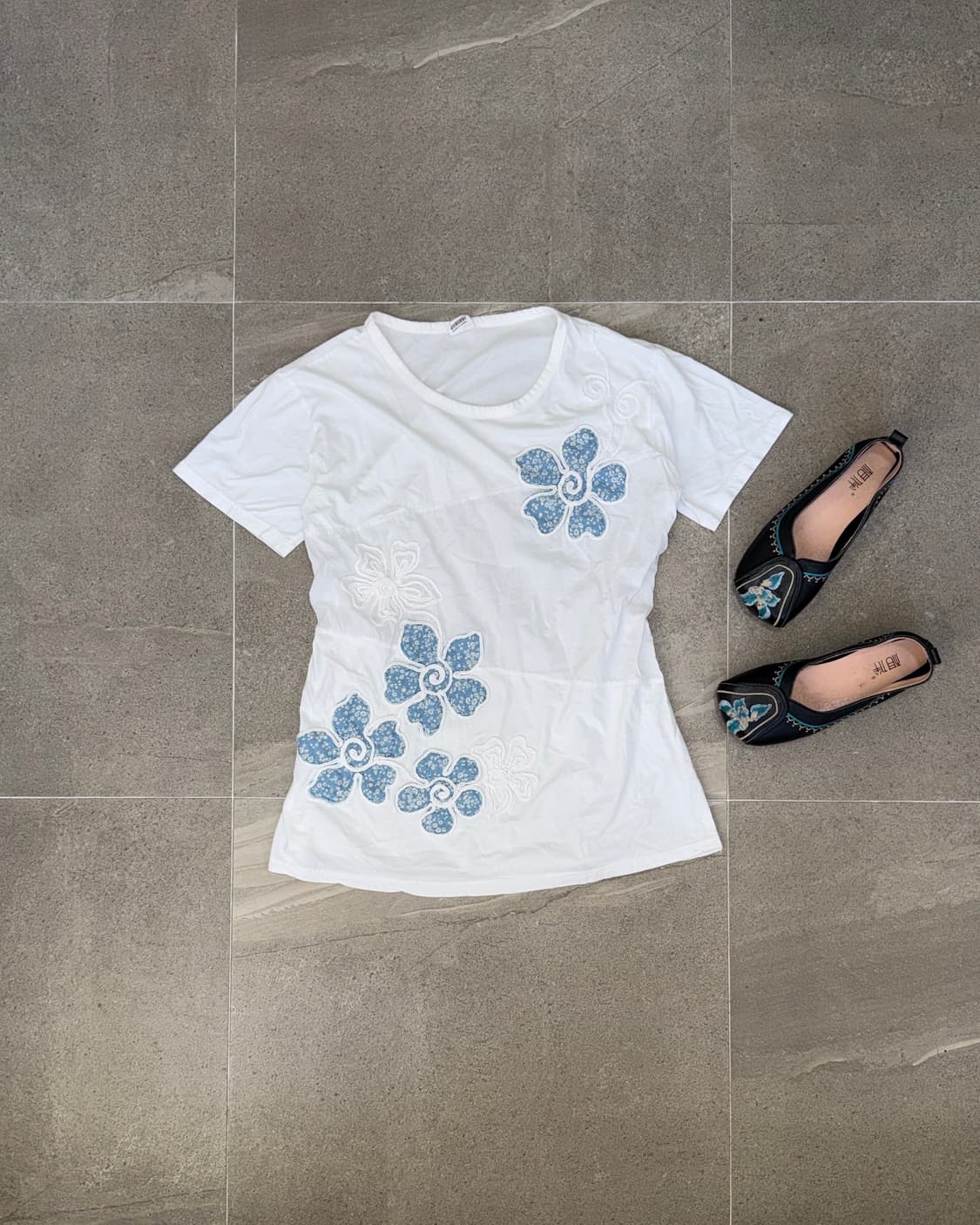 White blue flower embroidered half t 상품이미지1