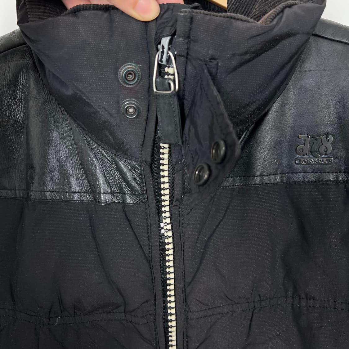 DIESEL 디젤 메탈로 레더 믹스 다운 패딩 상품이미지4