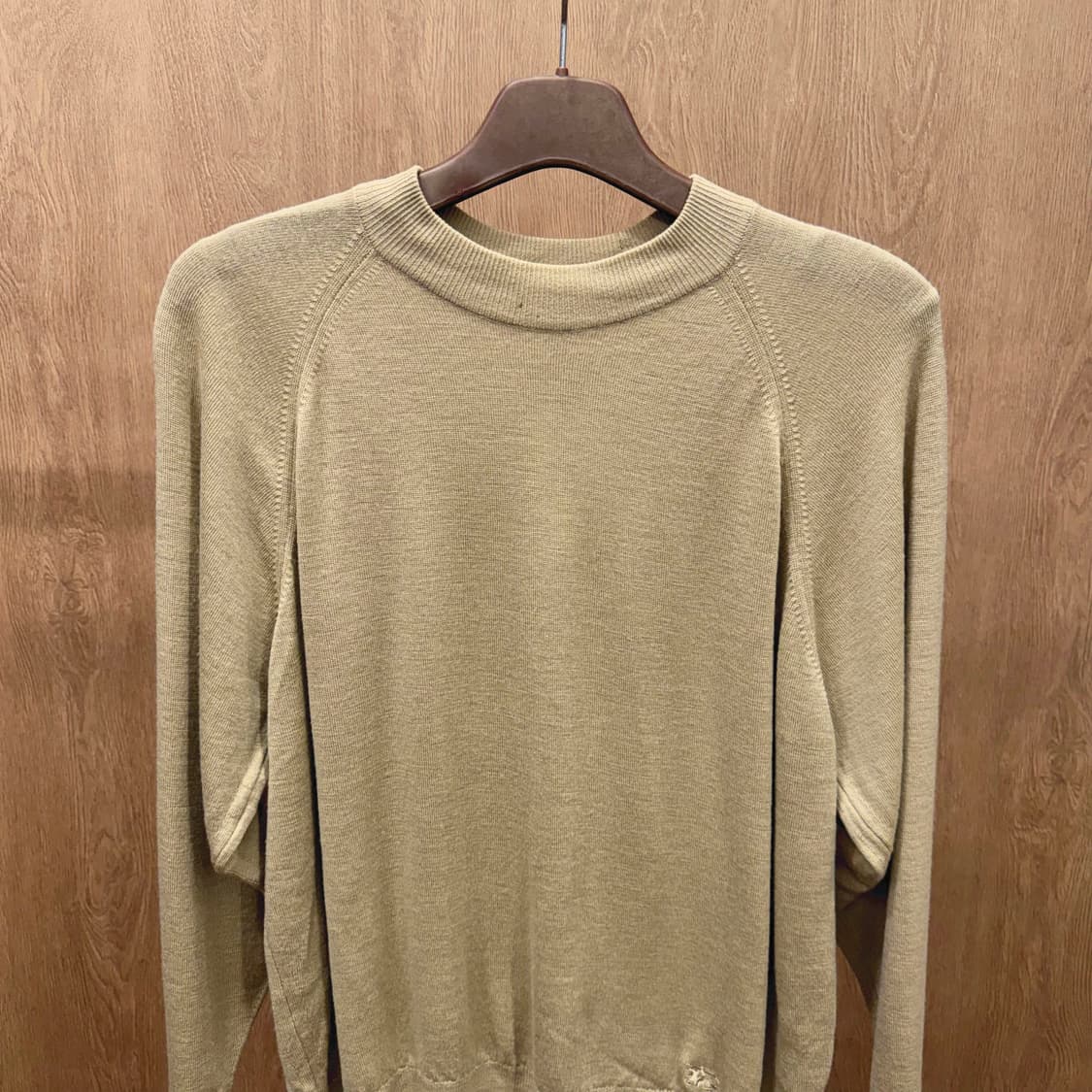 버버리 라운드넥 긴팔 니트 무지 로고 자수 디테일 레귤러핏 베이지 상품이미지4