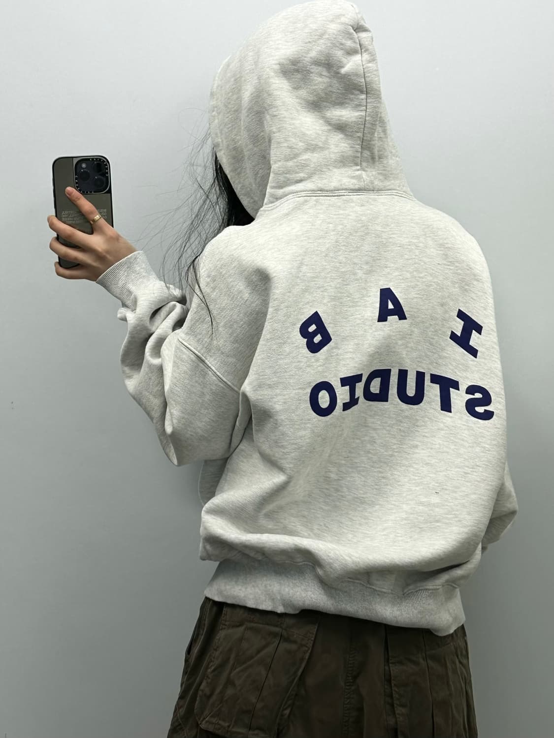 아이앱스튜디오 빅로고 라이트그레이 후드티 상품이미지2