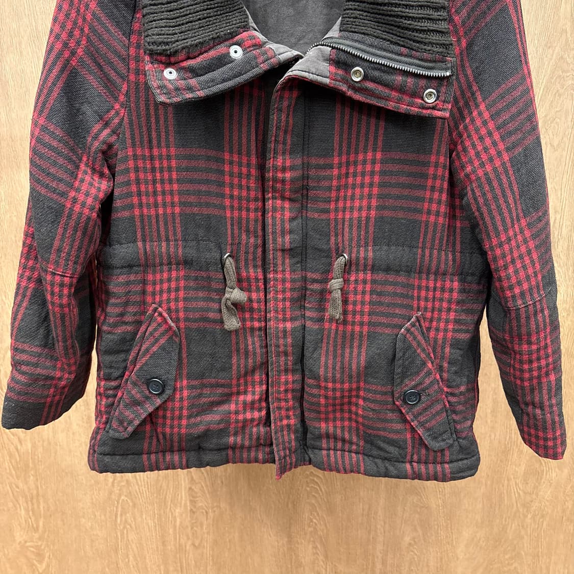 디젤 하이넥 체크 자켓 드로우 스트링 로고 장식 디테일 블랙 레드 상품이미지5