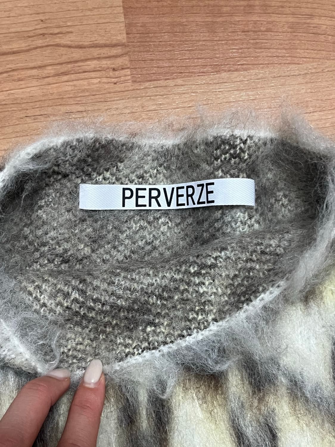 PERVERZE 퍼버즈 Wide Knit Top and Scarf 상품이미지4