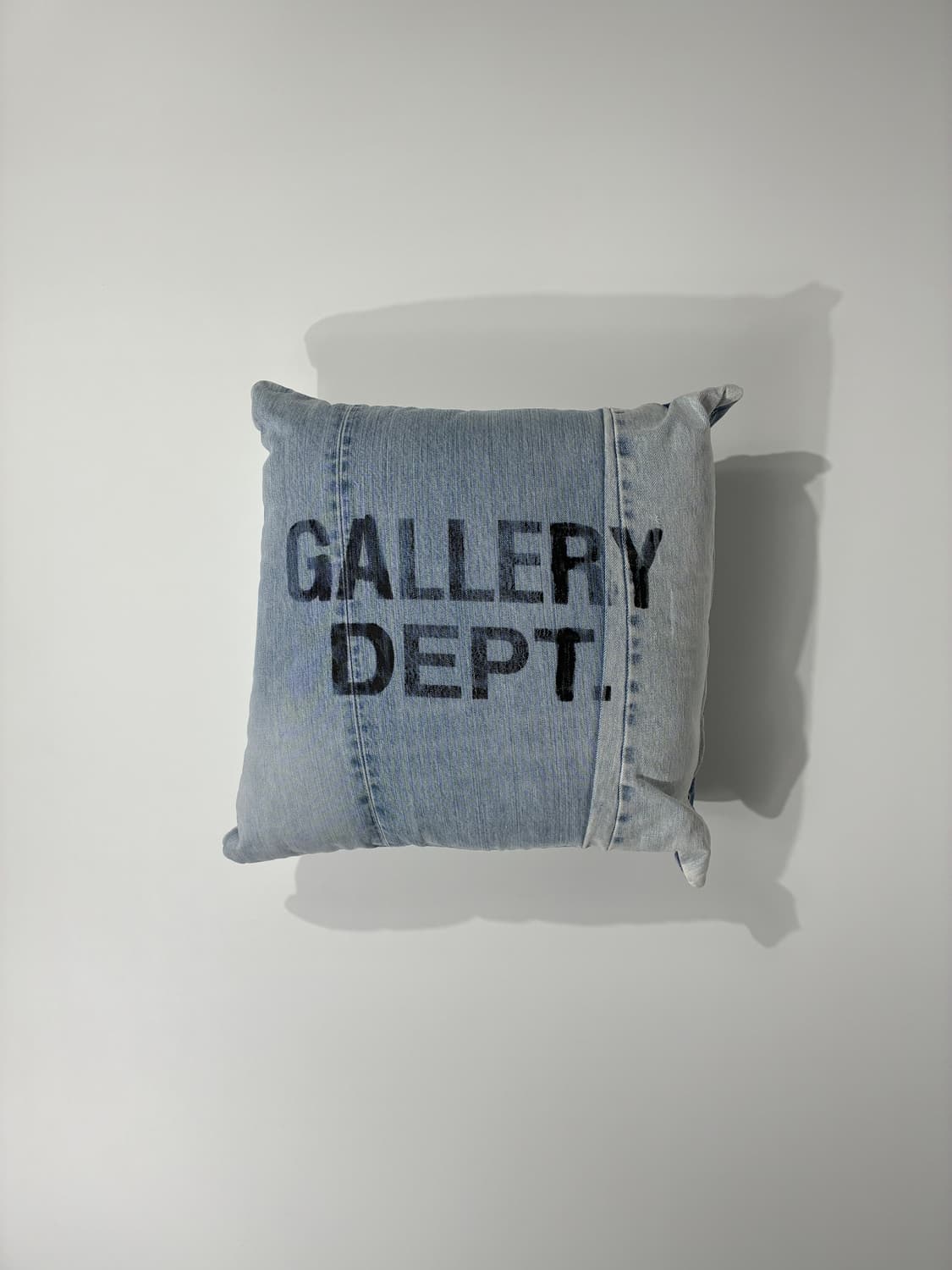 갤러리 디파트먼트 로고 프린트 데님 쿠션 상품이미지1