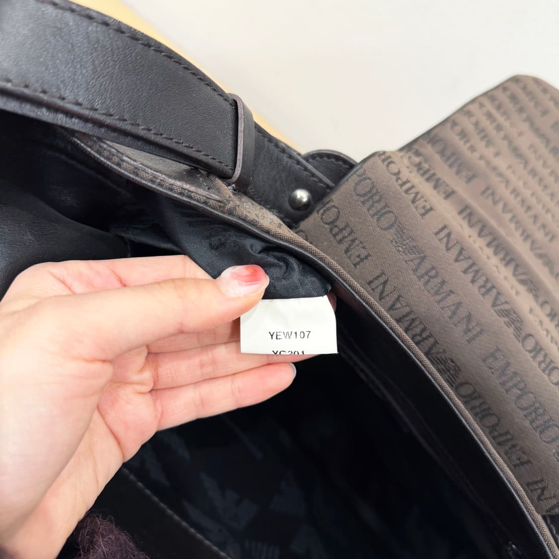 엠포리오 아르마니 캔버스 숄더백 로고 자카드 패턴 디테일 브라운 상품이미지7