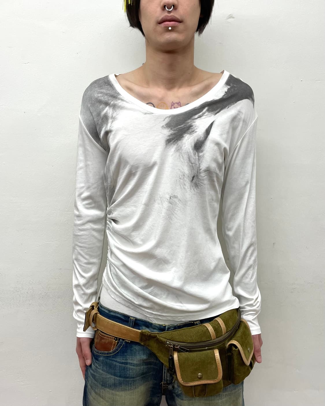 Graphic Shirring Strap White Long Sleeve 상품이미지1