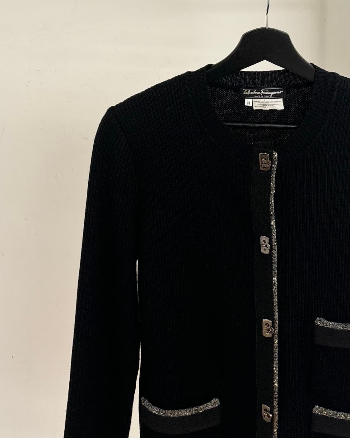 살바토레 페라가모 블랙 라운드넥 실버 포켓 버튼 가디건  상품이미지3