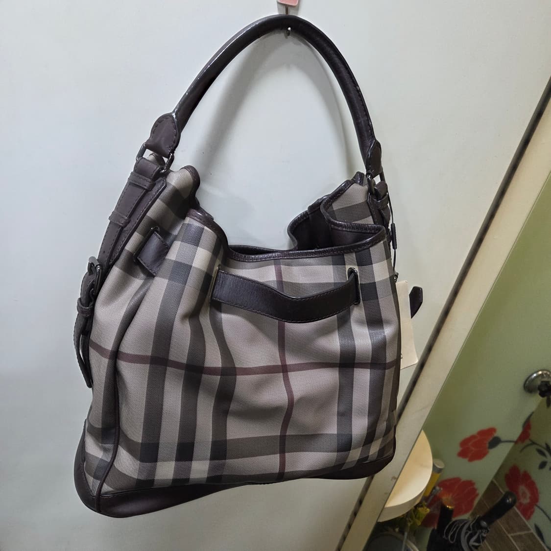 버버리 스모크 체크 호보백 상품이미지5