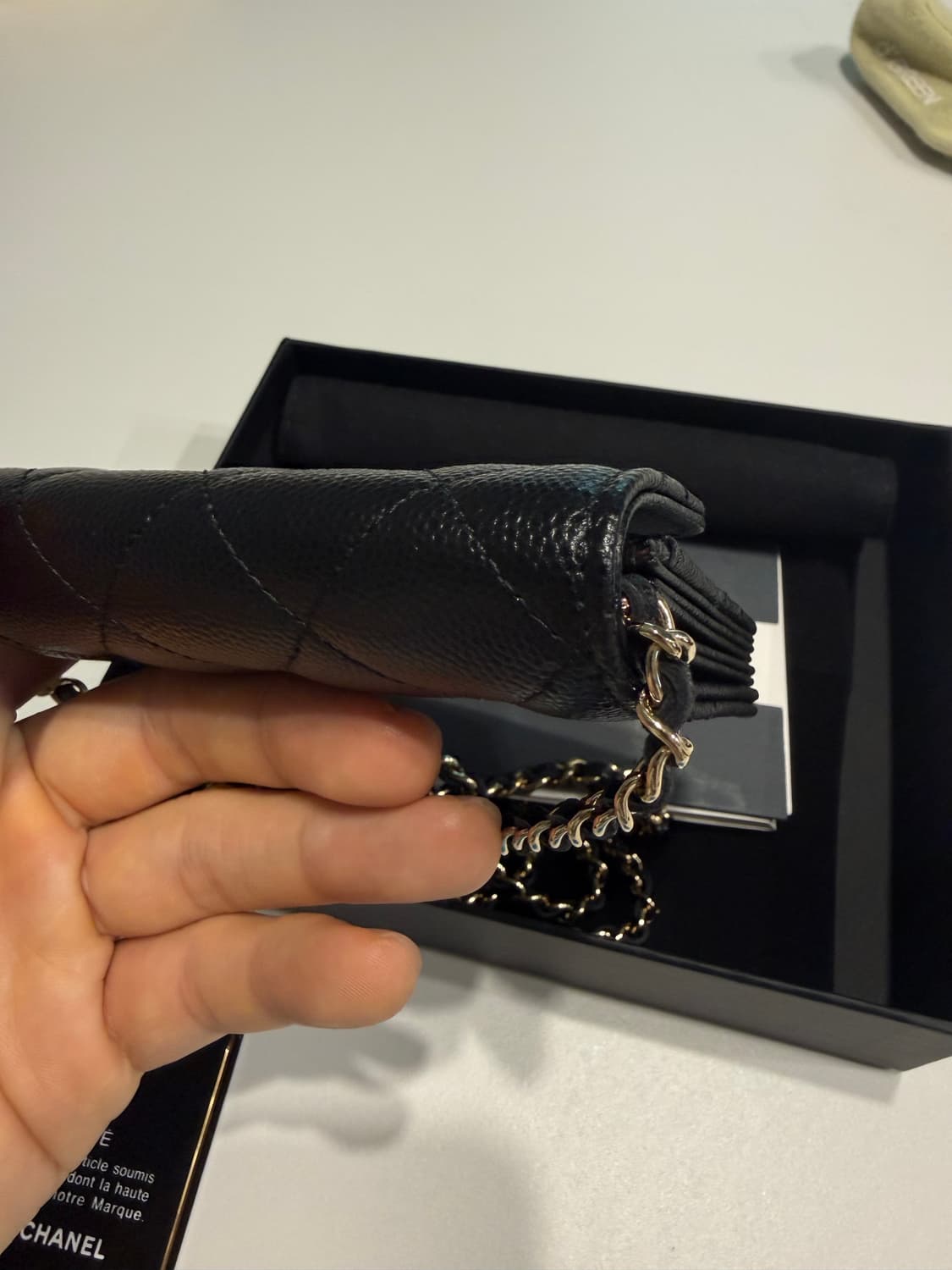 샤넬 클래식 플랩 체인 카드 홀더 그레인드 카프스킨 & 골드 메탈 블랙 상품이미지6