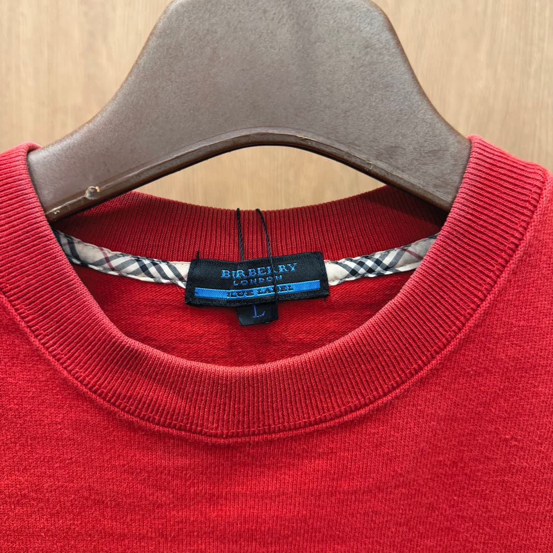 버버리 런던 코튼 반팔 티셔츠 로고 자수 사이드 배색 라인 디테일 레드 상품이미지7