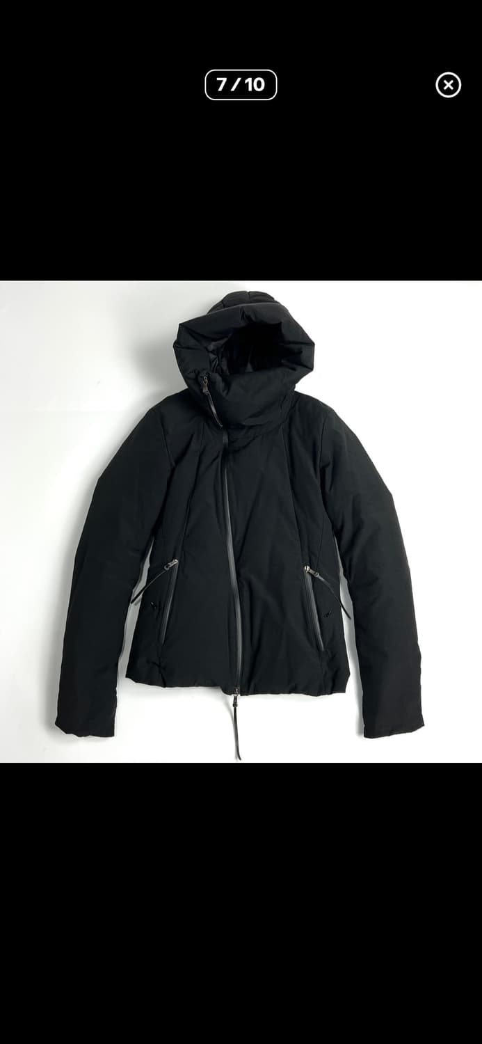 The Viridi Anne 비대칭 하이넥 후드 다운 자켓 상품이미지5