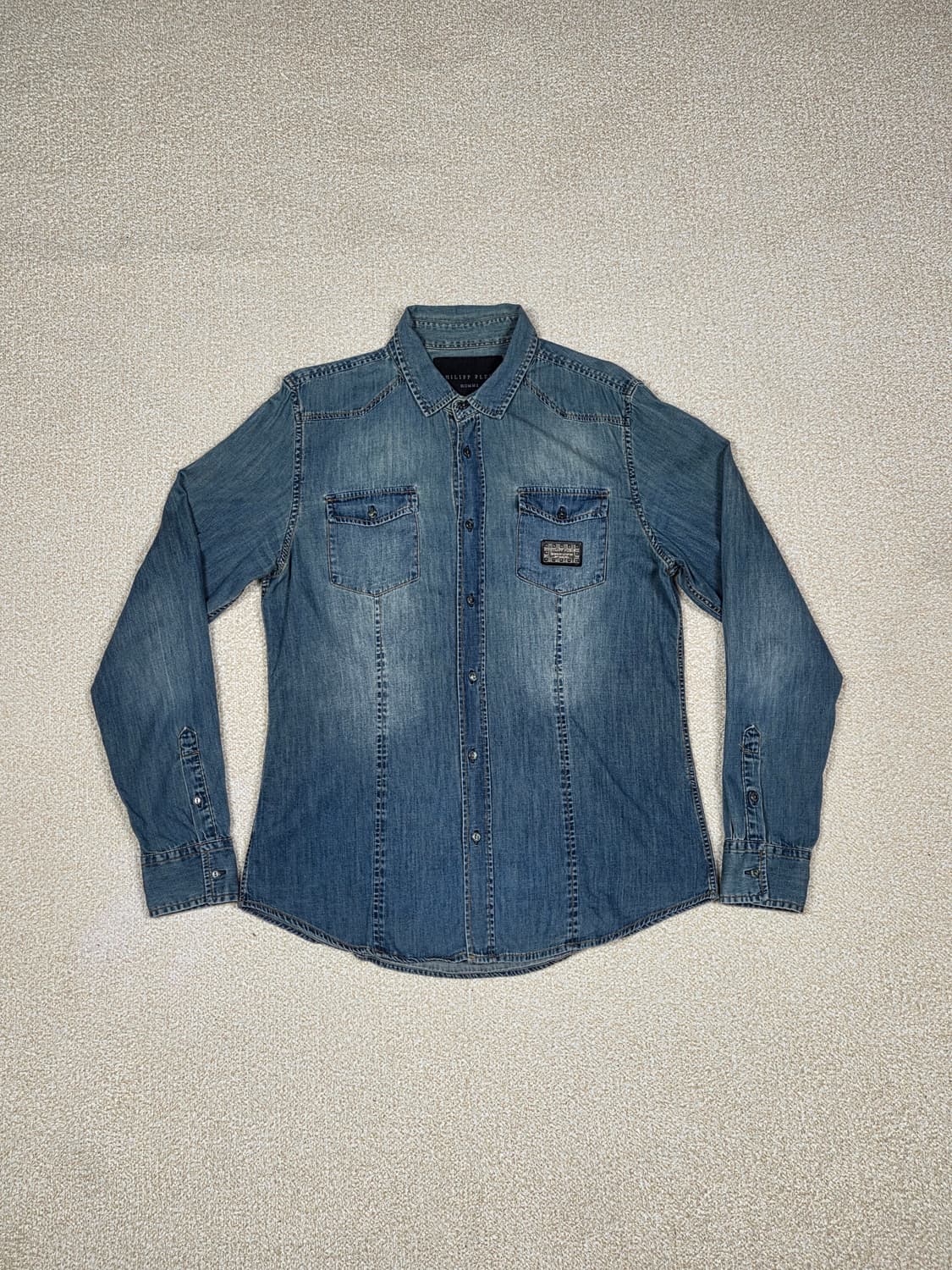 [필립플레인] 스컬 스터드 로고 패치 데님 셔츠 | 00268 상품이미지1
