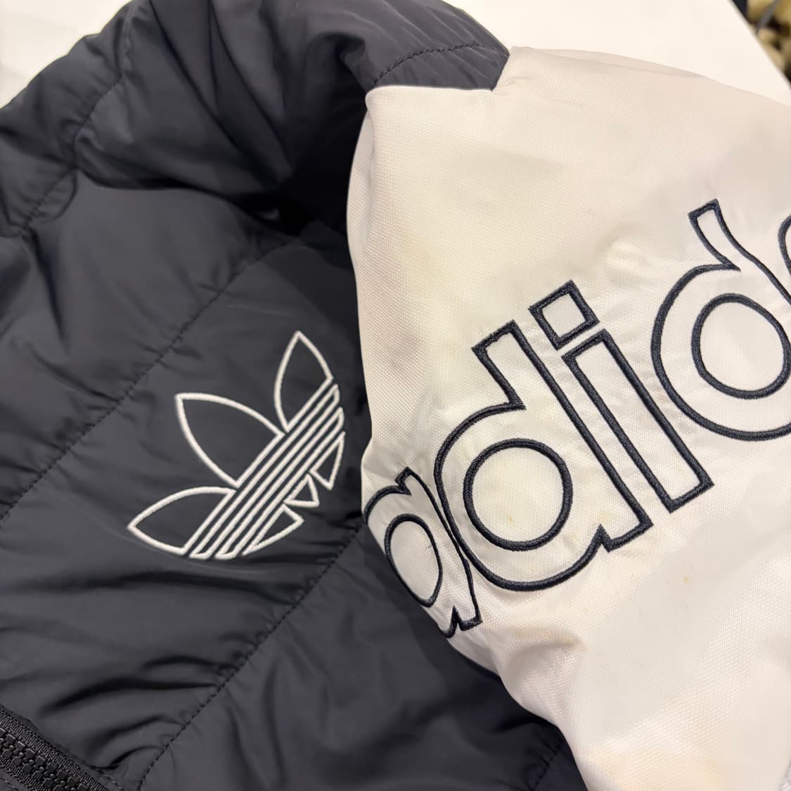 [L] 아디다스 다운 후드 패딩 블랙/화이트 삼선 B832 상품이미지4