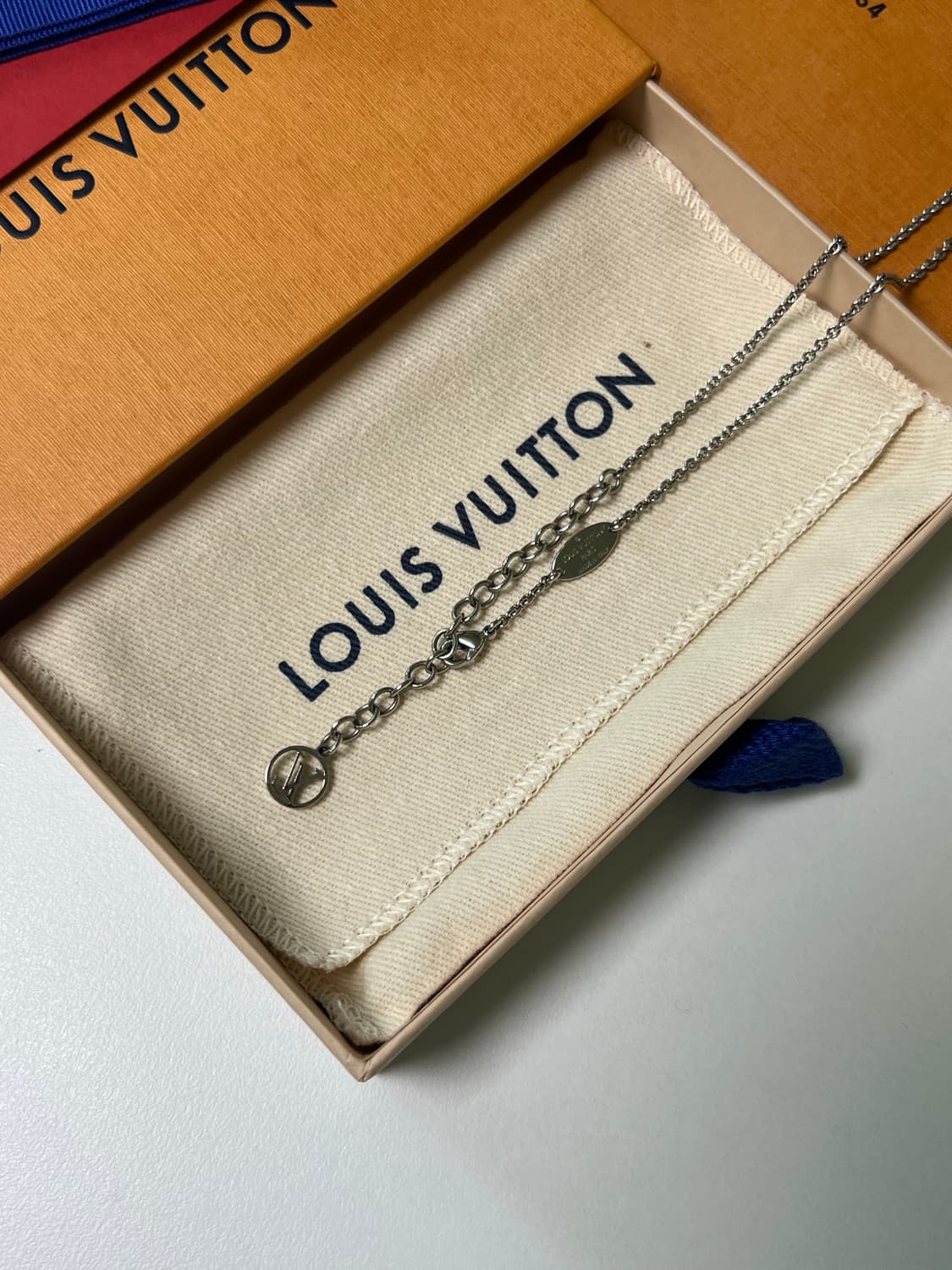 [정품] 루이비통 에센셜 V 목걸이 실버 상품이미지4