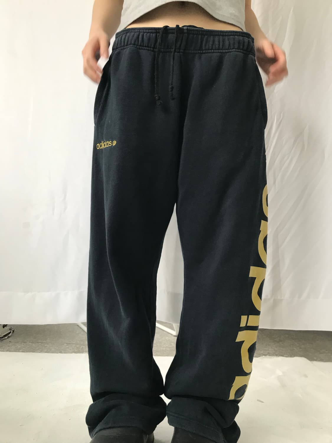 아디다스 골드 로고 팬츠 상품이미지1