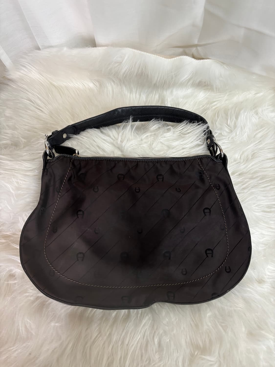 아이그너(Aigner)로고 모노그램 패턴 다크 브라운 호보 숄더백 상품이미지1