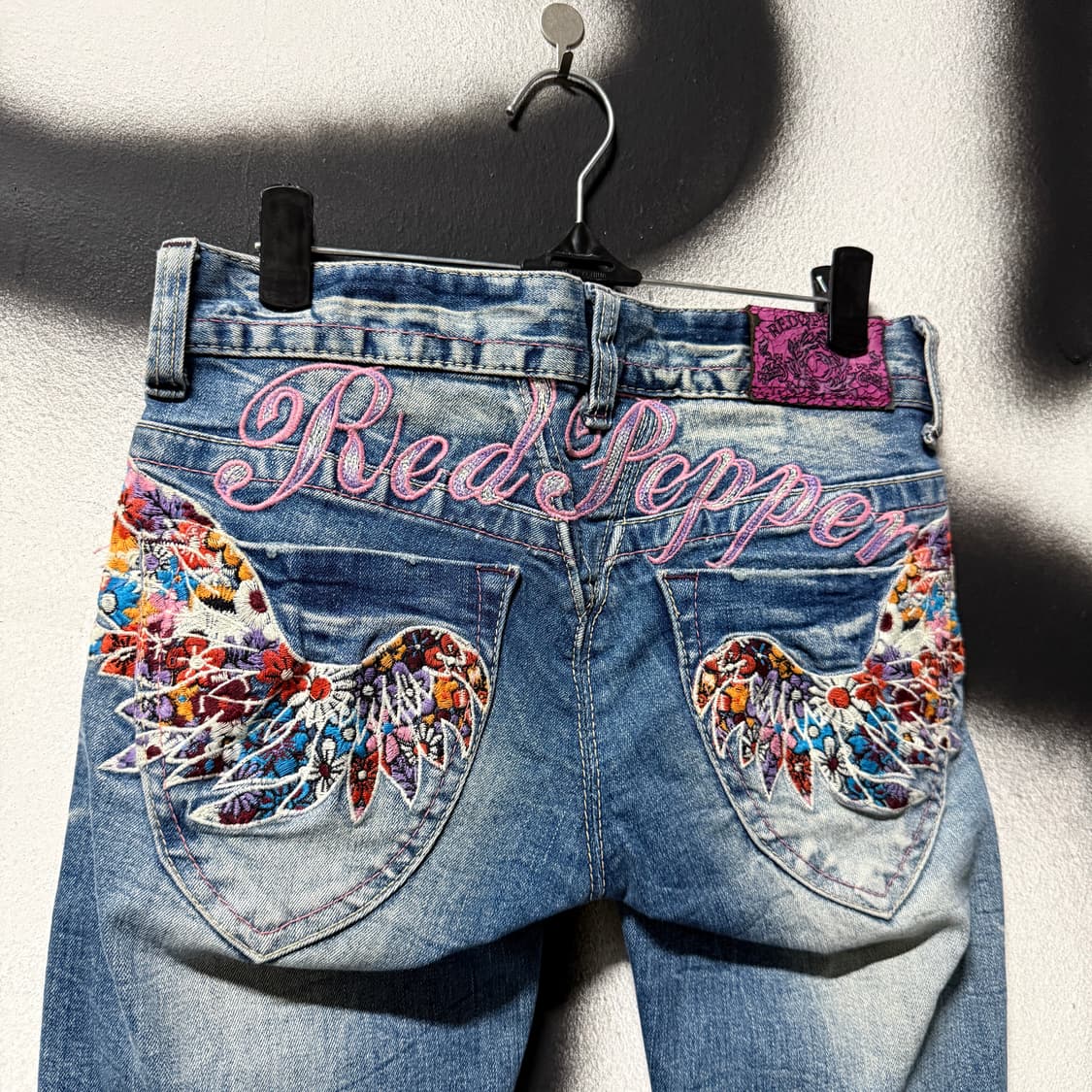 Red Pepper 펑크 자수 패치 디테일 세미 부츠컷 데님 팬츠 상품이미지3