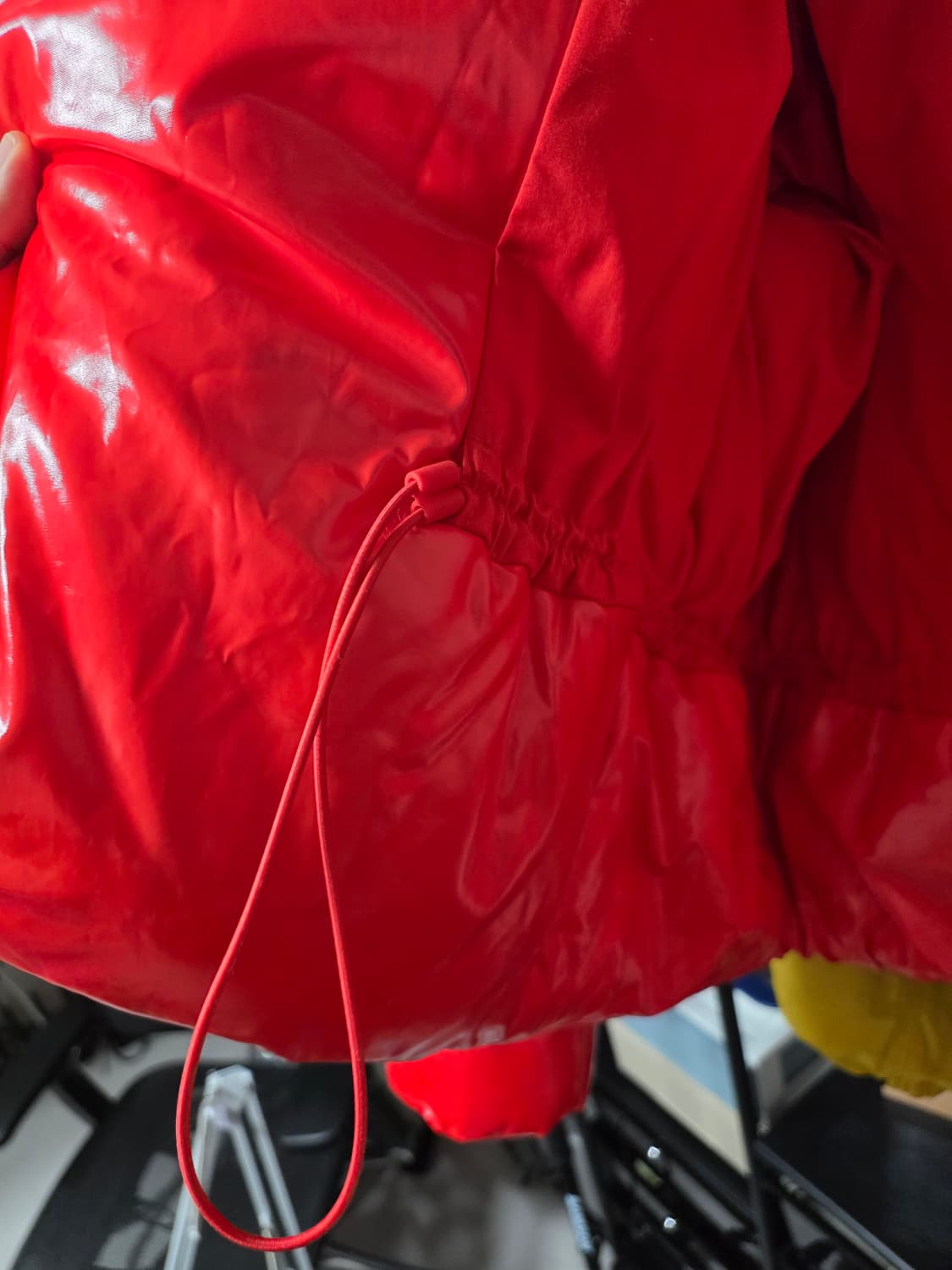 Yeezy gap 레드 유광 패딩 상품이미지3