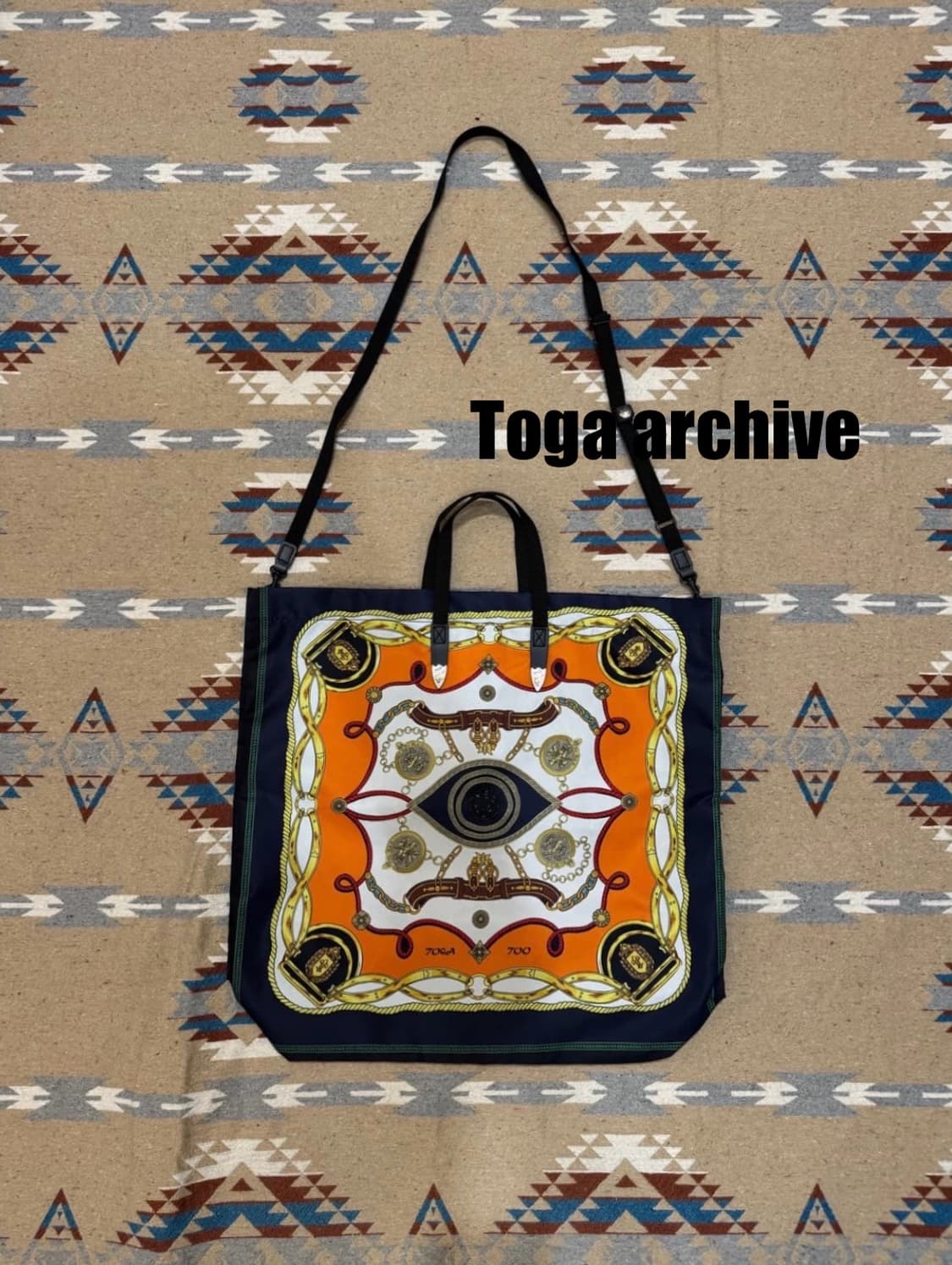 [OS] 토가 아카이브 프린트 토트백 오렌지 상품이미지1