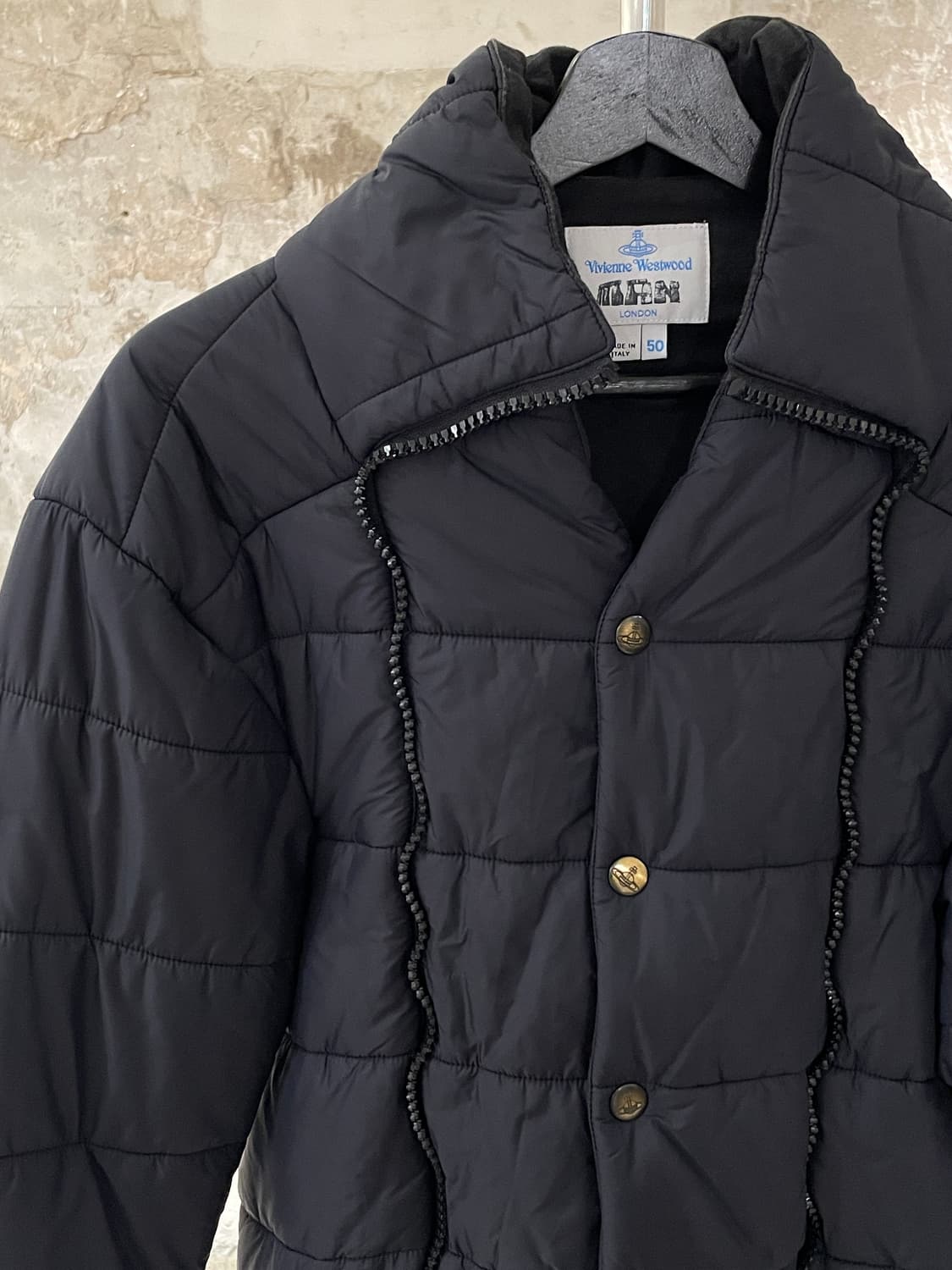 비비안 웨스트우드 맨 블랙 암 로고 패디드 점퍼 상품이미지2