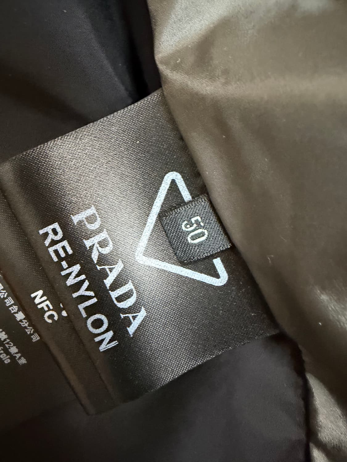 프라다 트라이앵글 로고 리나일론 조끼 (105)  상품이미지7