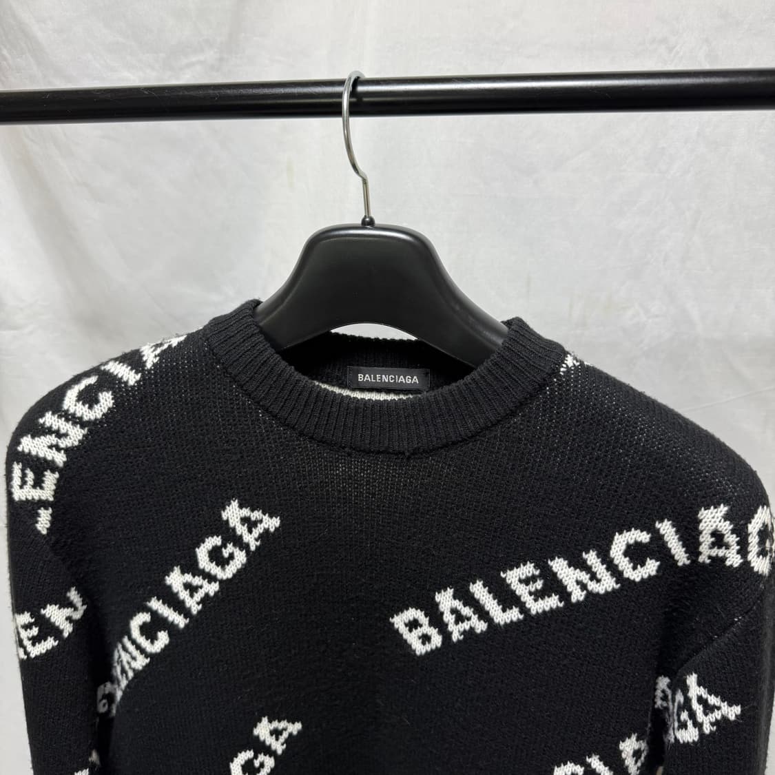 발렌시아가 올오버 멀티로고 스웨터 블랙 니트 상품이미지2